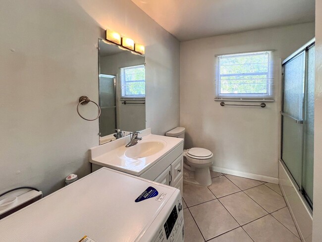 Building Photo - 1 bed/1 bath condo in Sparrow - Available Mid-August! *Approved Application*