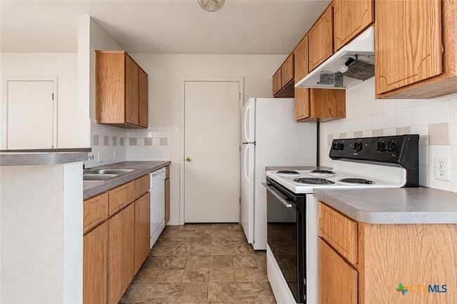 Building Photo - 102 E Robin Ln