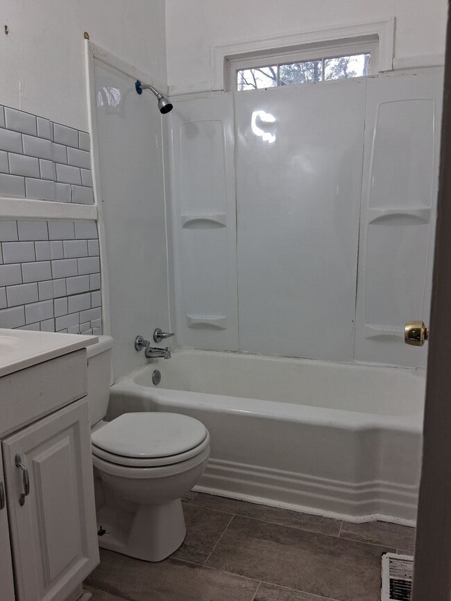 Building Photo - 647 Robinhood Rd