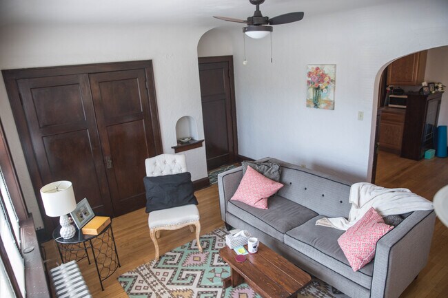 living room - 3363 S Kinnickinnic Ave