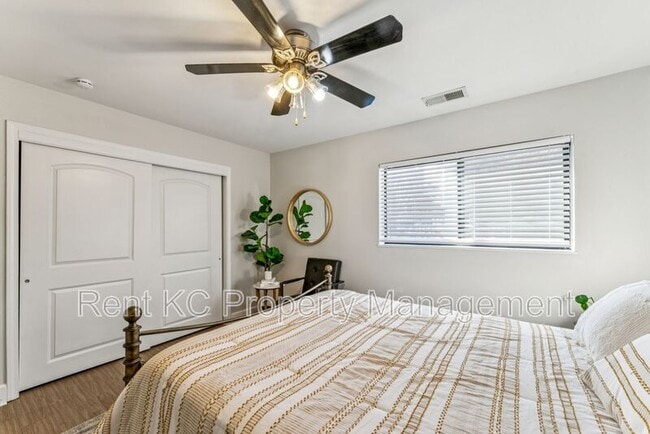 Building Photo - 530 W 10th St