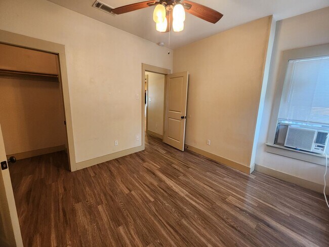 Building Photo - 4406 Bennett Ave