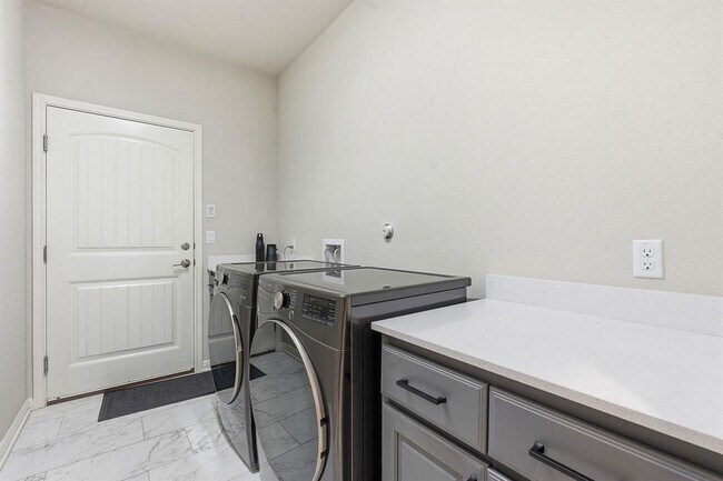 Building Photo - 5720 Baythorne Dr