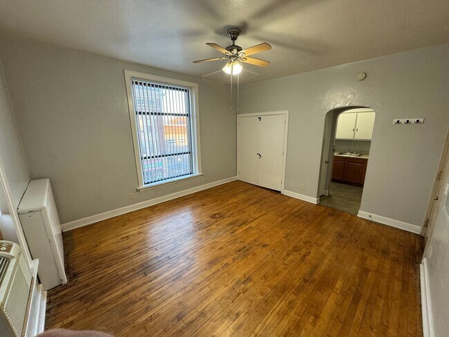 Building Photo - Large one room efficiency with large kitchen