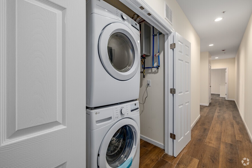2BR, 2BA - laundry/hallway - 431-435 Morris Ave