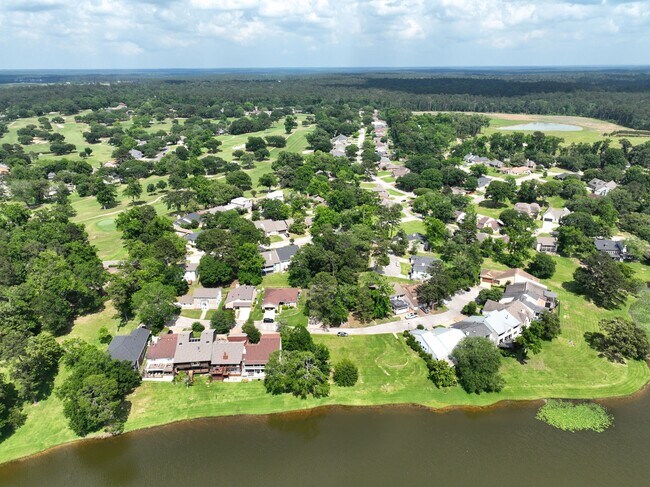 Building Photo - 9 Lakeview Manor