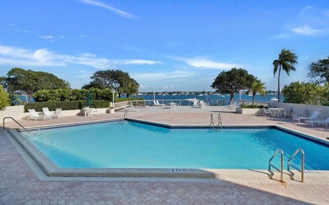 Building Photo - 5600 N Flagler Dr