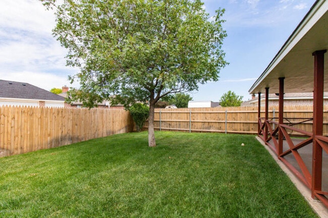 Building Photo - 4 Bedrooms 3 bathrooms, OFFICE 2 living rooms, and 2 car garage