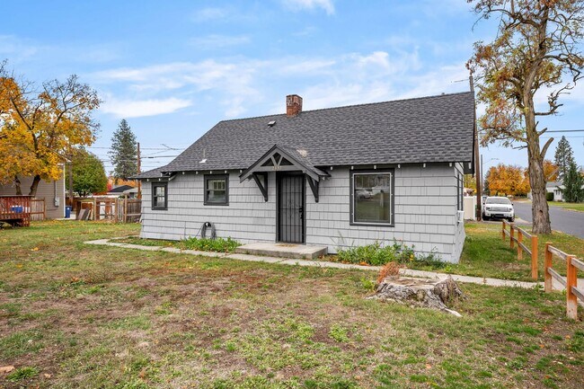 Building Photo - Charming Garland Area Home!