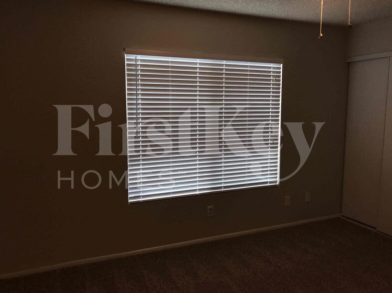 Building Photo - 5520 W Golden Ln