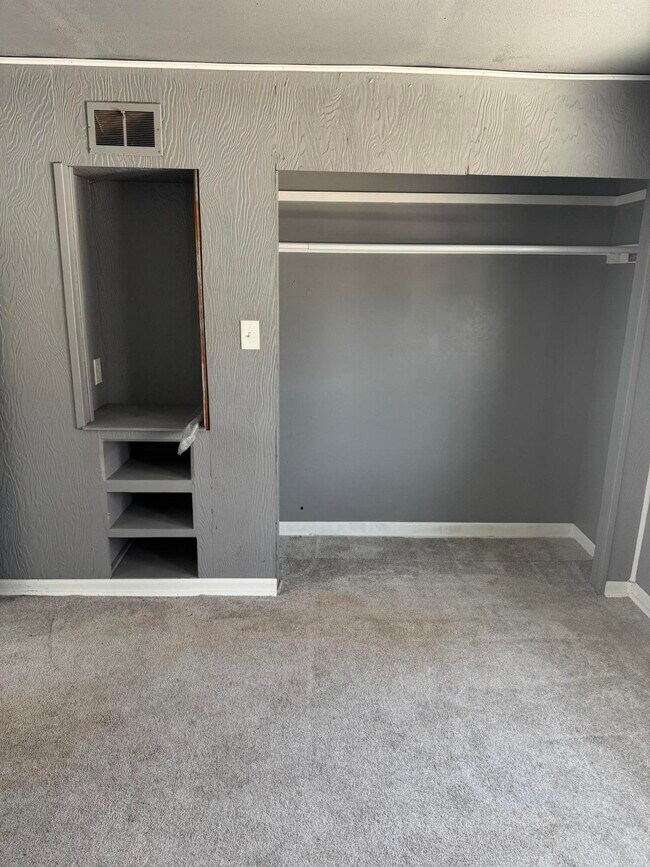 Building Photo - 1802 W Keefe Ave