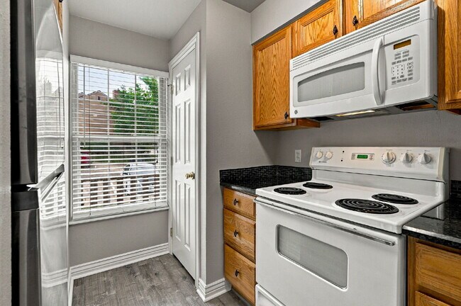 Building Photo - 3-Bedroom Louisville Townhome with Finished Basement