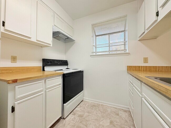 Building Photo - 1810 Sylvan Ct