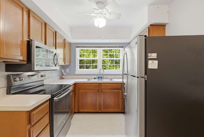 Building Photo - Lakeside End-Unit Condo Near Metro Convenience