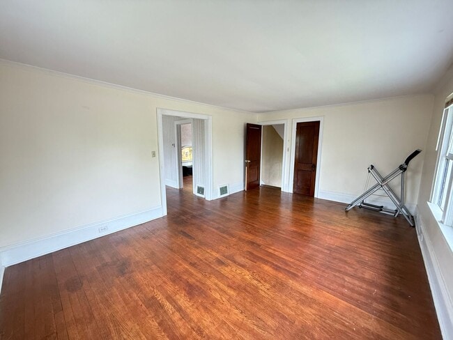 Building Photo - Well-Maintained 2-Bed Near Transit and Dow...
