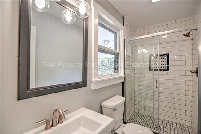 Building Photo - 1118 NW 33rd St