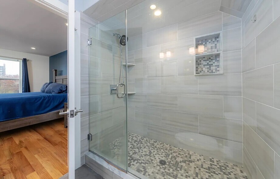 Master Bathroom- 3rd Floor - 938 N Marshall St