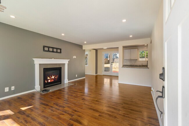 Building Photo - Light-Filled 3BR Home w/ Large Fenced in Yard