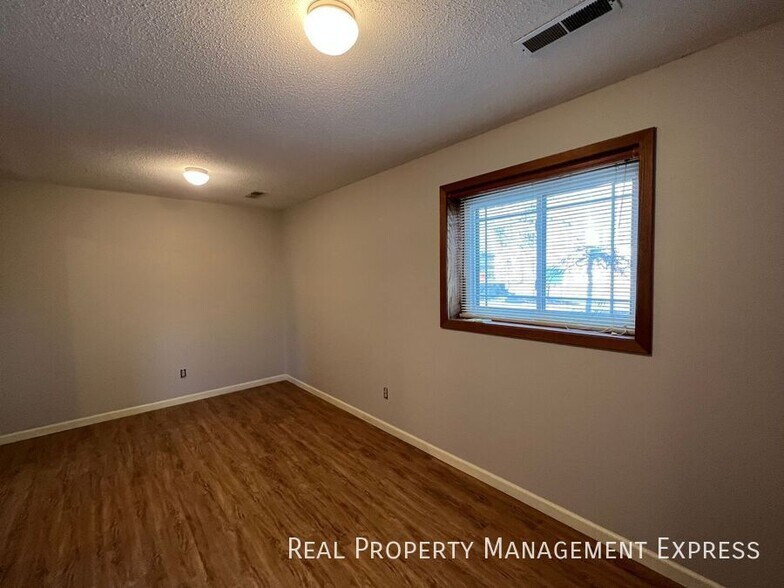 Building Photo - Charming 4 bed 2 Bath Home!