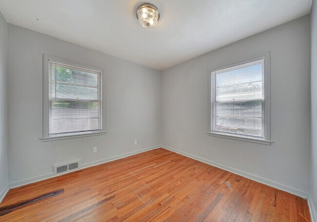 Building Photo - 1350 S 35th St