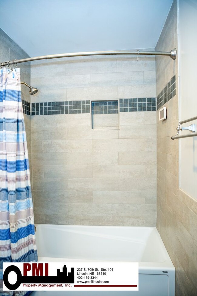 Building Photo - 3 Bedroom and 1.5 bathroom House for rent