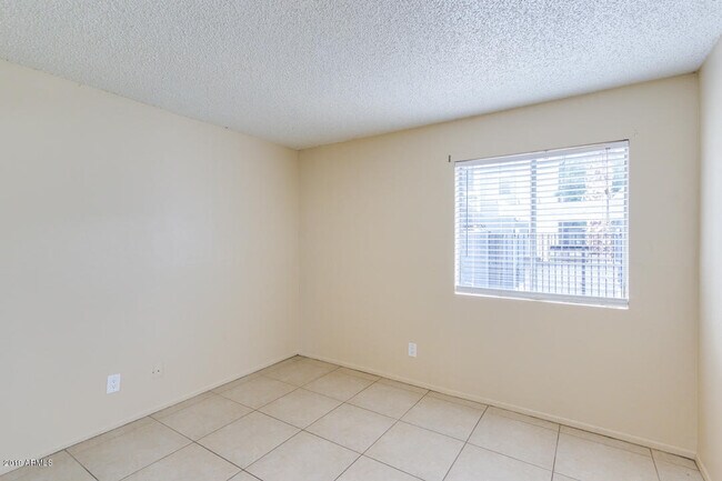 Building Photo - 4410 N Longview Ave