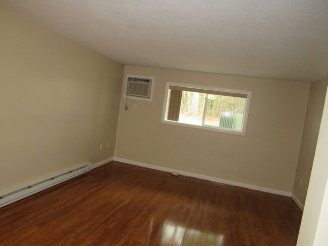 Building Photo - Londonderry Garden Condo- Available NOW!