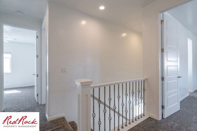Building Photo - 3 Bedroom, 2.5 Bathroom Townhome in Ivins City
