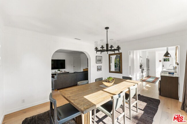 Building Photo - 502 N Sweetzer Ave