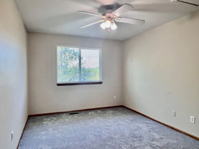 Building Photo - Wonderful 5 Bed/4 Bath Home Located on Qui...