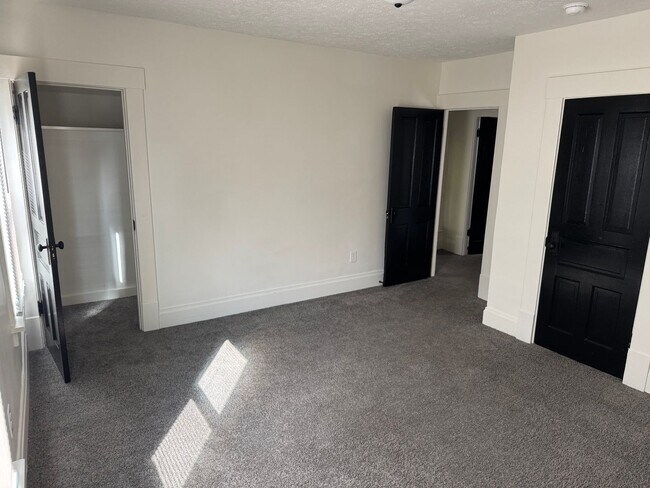Building Photo - 2 Bedroom, 1 Bath Single Family Home - Sou...