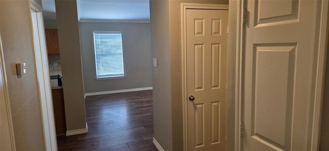 Building Photo - 204 Quail Hollow Dr