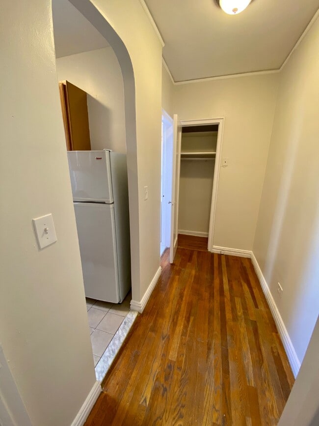 Building Photo - 256 Martine Ave