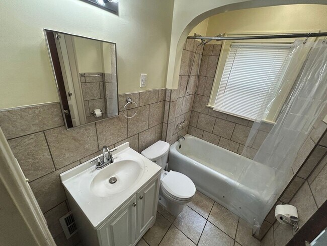 Building Photo - Charming 3-Bedroom Home in Peaceful West Toledo Neighborhood