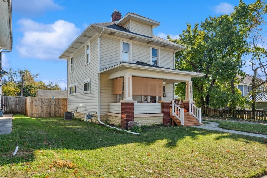 Building Photo - 1124 Elm St