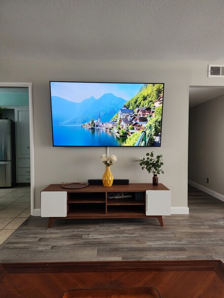 Massive 75 inch 4k LG TV - 5180 N Wishon Ave