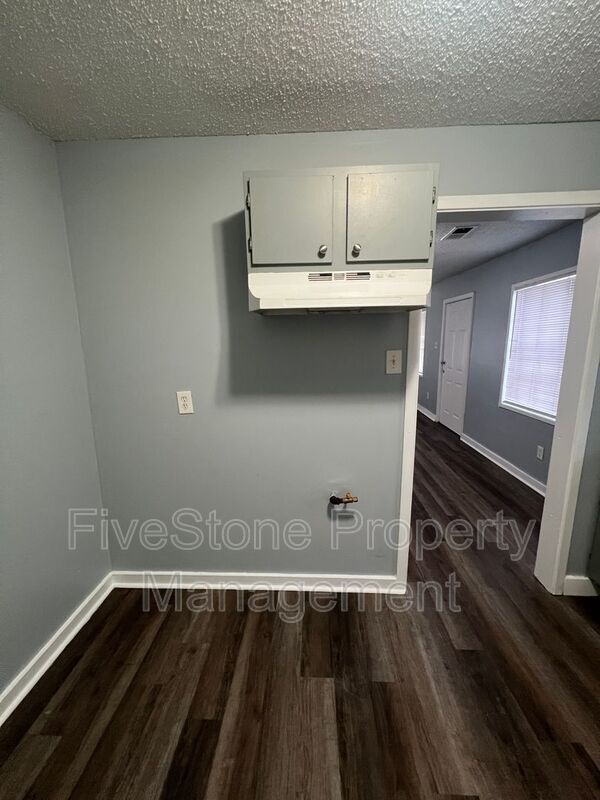Building Photo - 1300 Robin Hood Ln