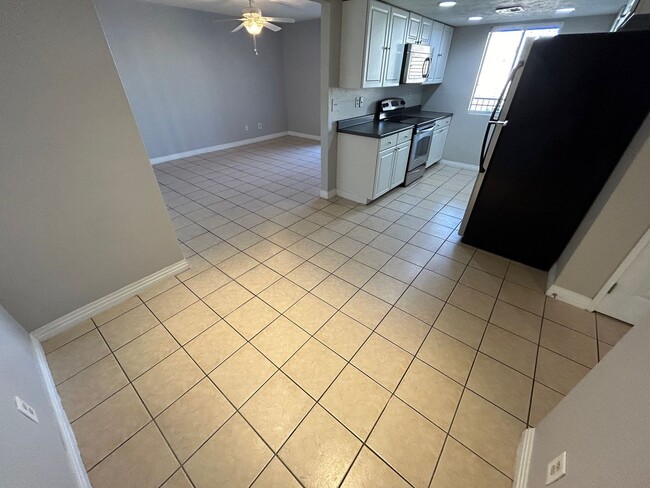 Building Photo - ADORABLE 1 BEDROOM 1 BATHROOM 1ST FLOOR CO...