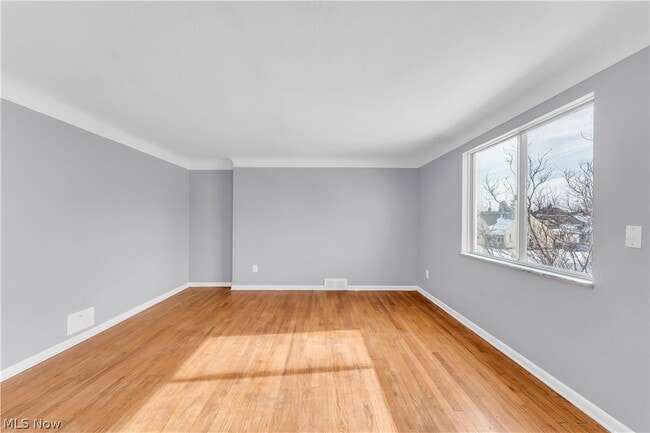 Building Photo - 10725 Vernon Ave