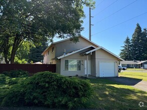Building Photo - 2 Bedroom Duplex in Southwest Eugene