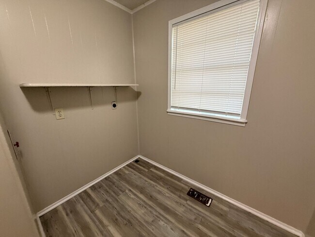 Building Photo - Huge 4 Bedroom in West Tulsa