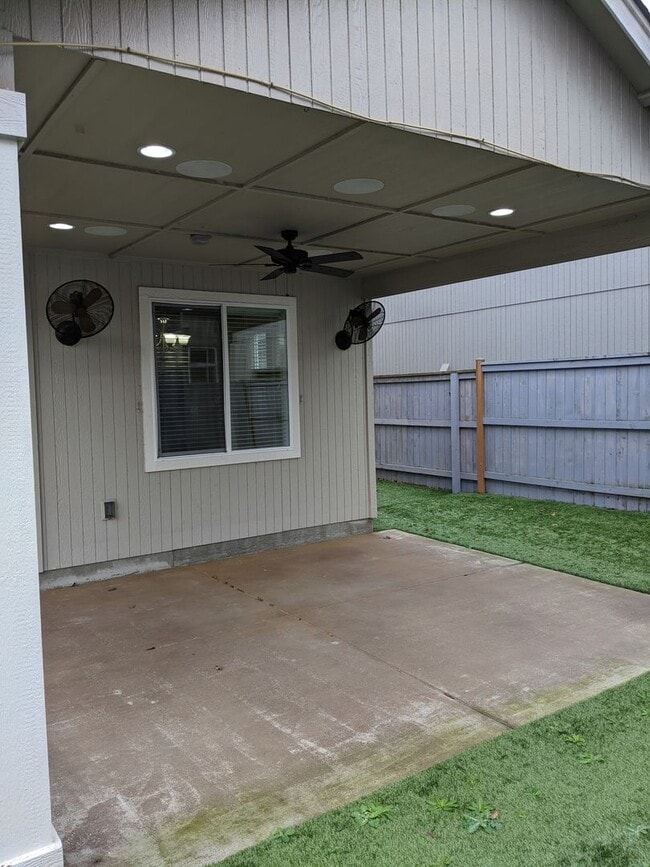 Building Photo - Beautiful 3 Bedroom, 2.5-Bath Home With Op...