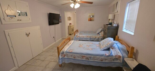 Building Photo - 1915 Avenue O 1/2