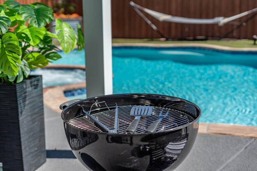 Backyard BBQ Grill - 707 Cottonwood Bend Dr