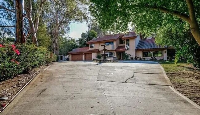 Building Photo - Spacious 5-Bedroom Home for Rent in Prime ...