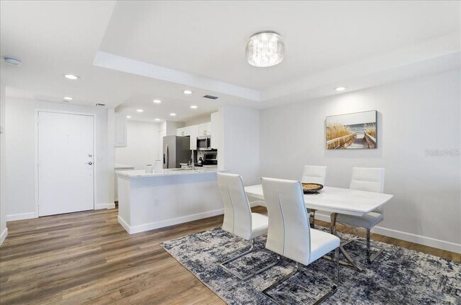 Building Photo - 7300 Sun Island Dr S