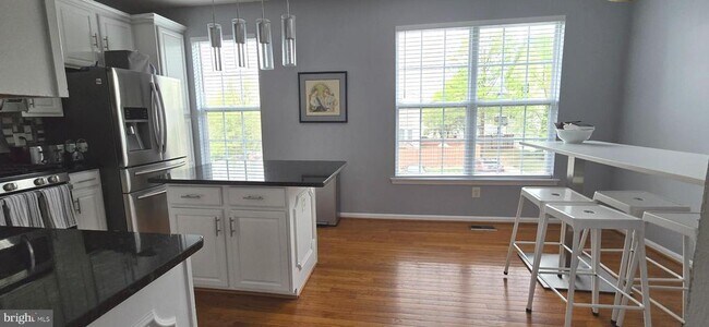 Building Photo - 45560 Lakemont Square