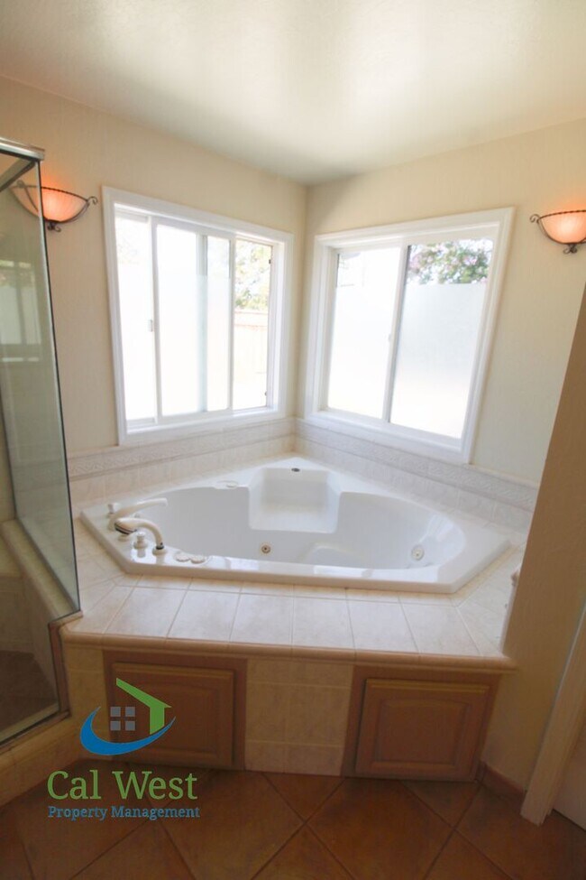 Building Photo - $4895 - Large beautiful 3/2 Home located i...