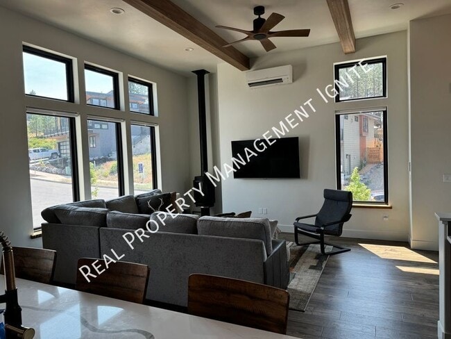 Building Photo - 61145 SW Beverly Wy