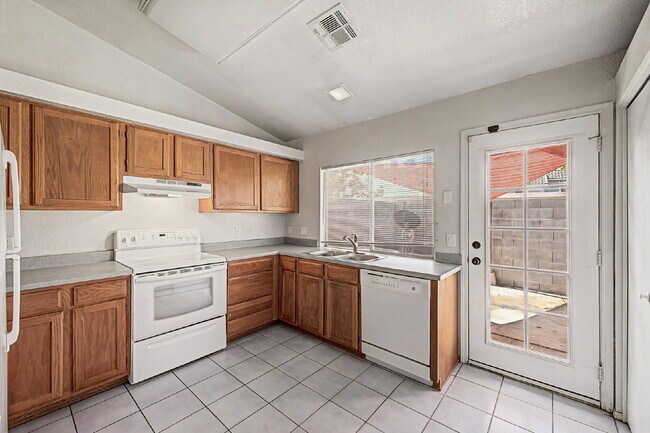 Building Photo - Welcome home to this charming 2-bedroom, 2-bath residence in the heart of Chandler!